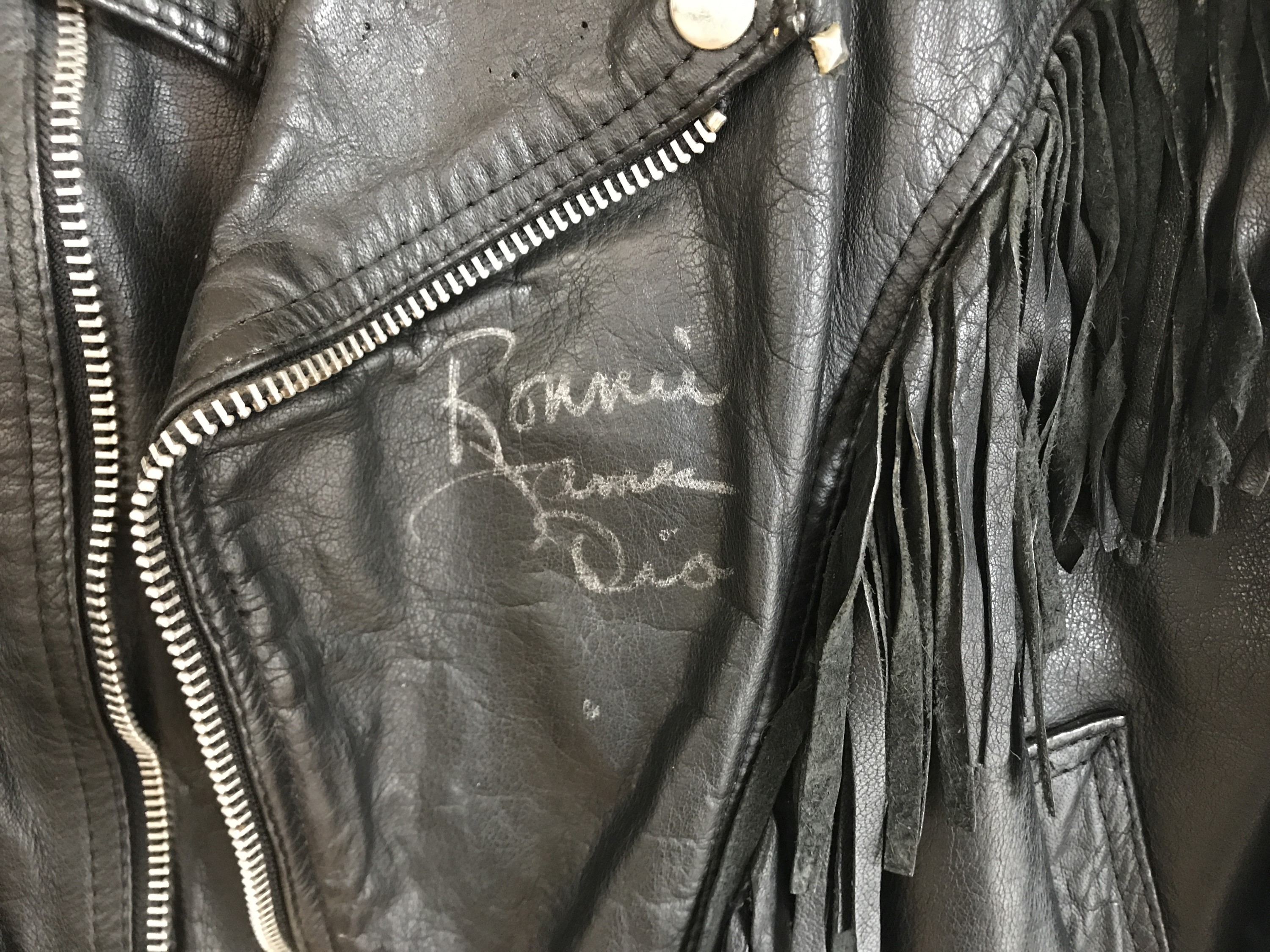 [Autographs] A fringed leather motorcycle jacket signed by Ronnie James Dio of Black Sabbath / - Bild 2 aus 2