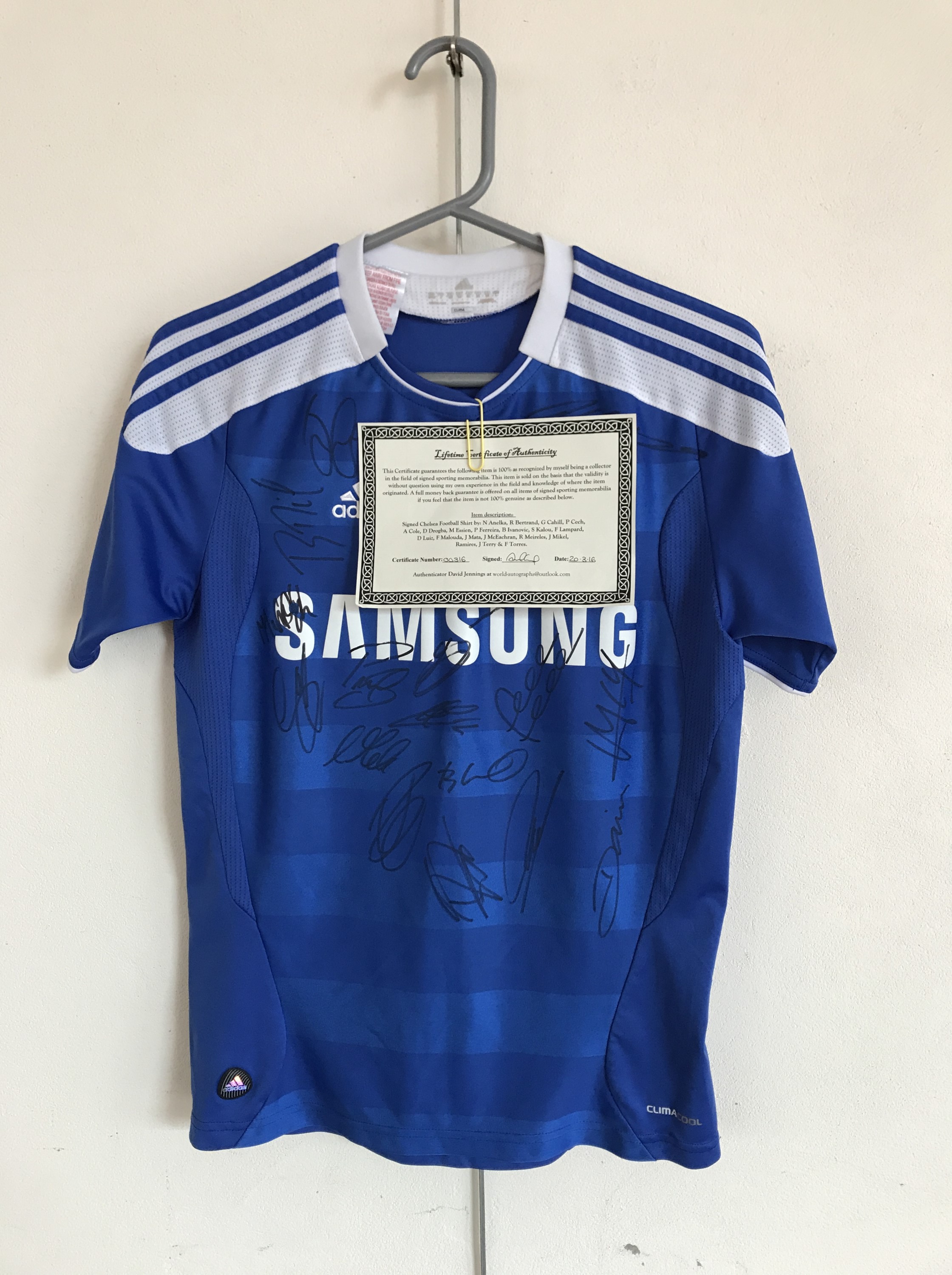 [Autographs] A signed Chelsea football shirt by N. Anelka, R, Bertrand, G. Cahill, P. Cech, A. Cole,