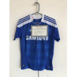 [Autographs] A signed Chelsea football shirt by N. Anelka, R, Bertrand, G. Cahill, P. Cech, A. Cole,