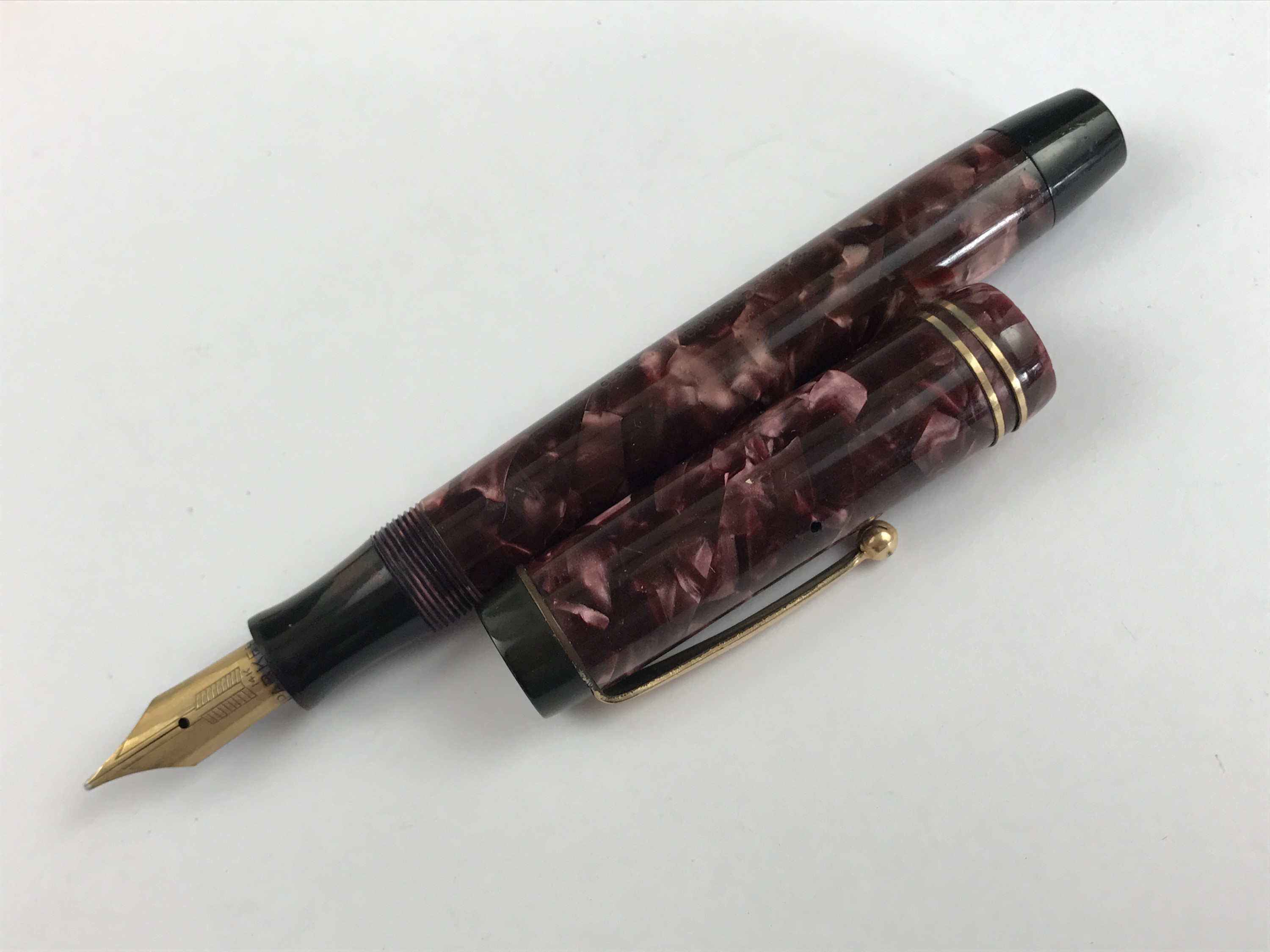 A 1930s Parker Duofold Senior fountain pen, in brown / burgundy pearl, having 14K gold nib and