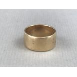 An 18ct gold wedding band, 8.4 g