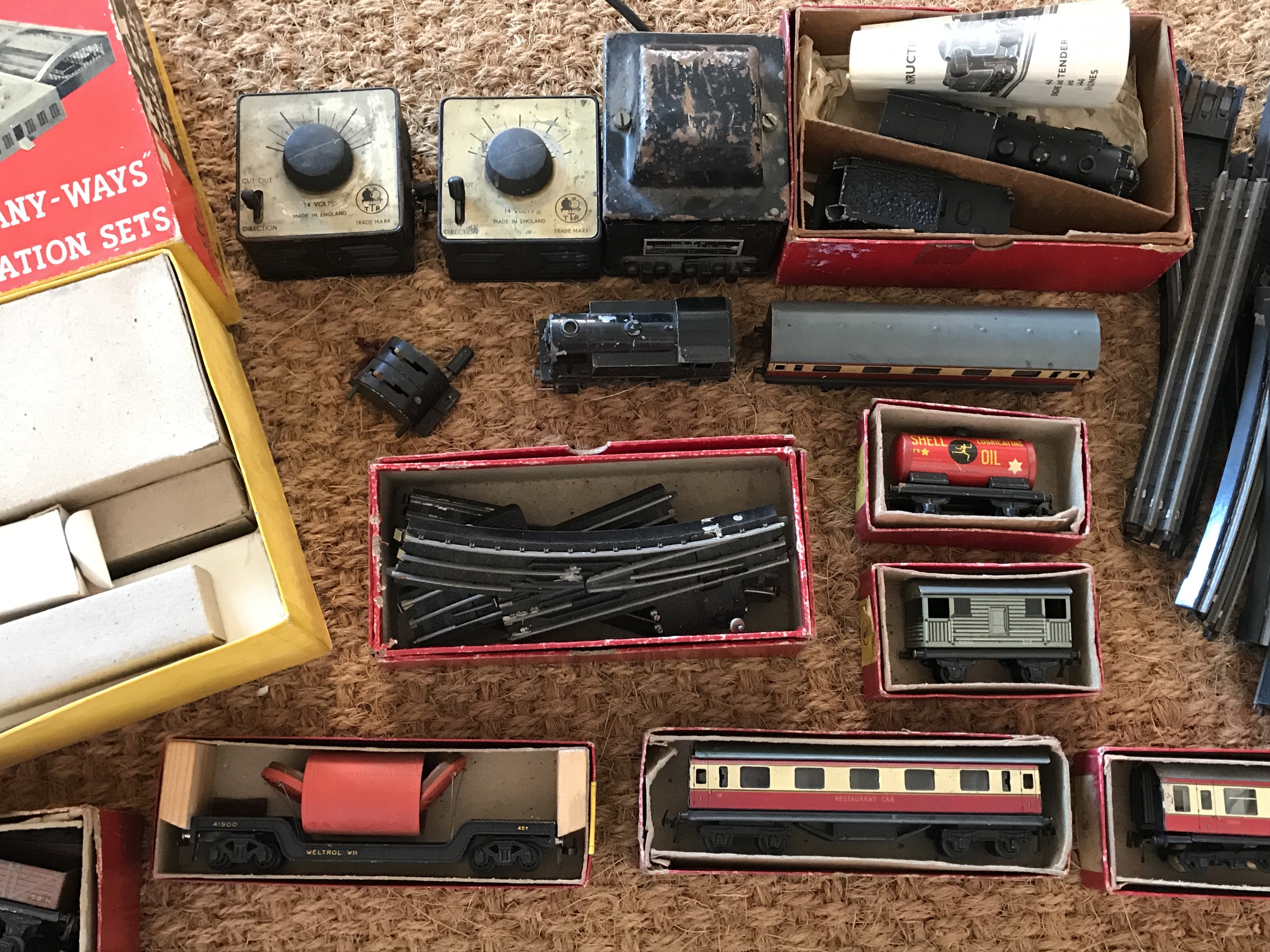 1950s boxed Trix Twin Railways 00 gauge table-top trains and accessories, including 9/520 0-4-0 - Image 2 of 3