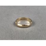 An antique 9ct gold wedding band, 2.4g