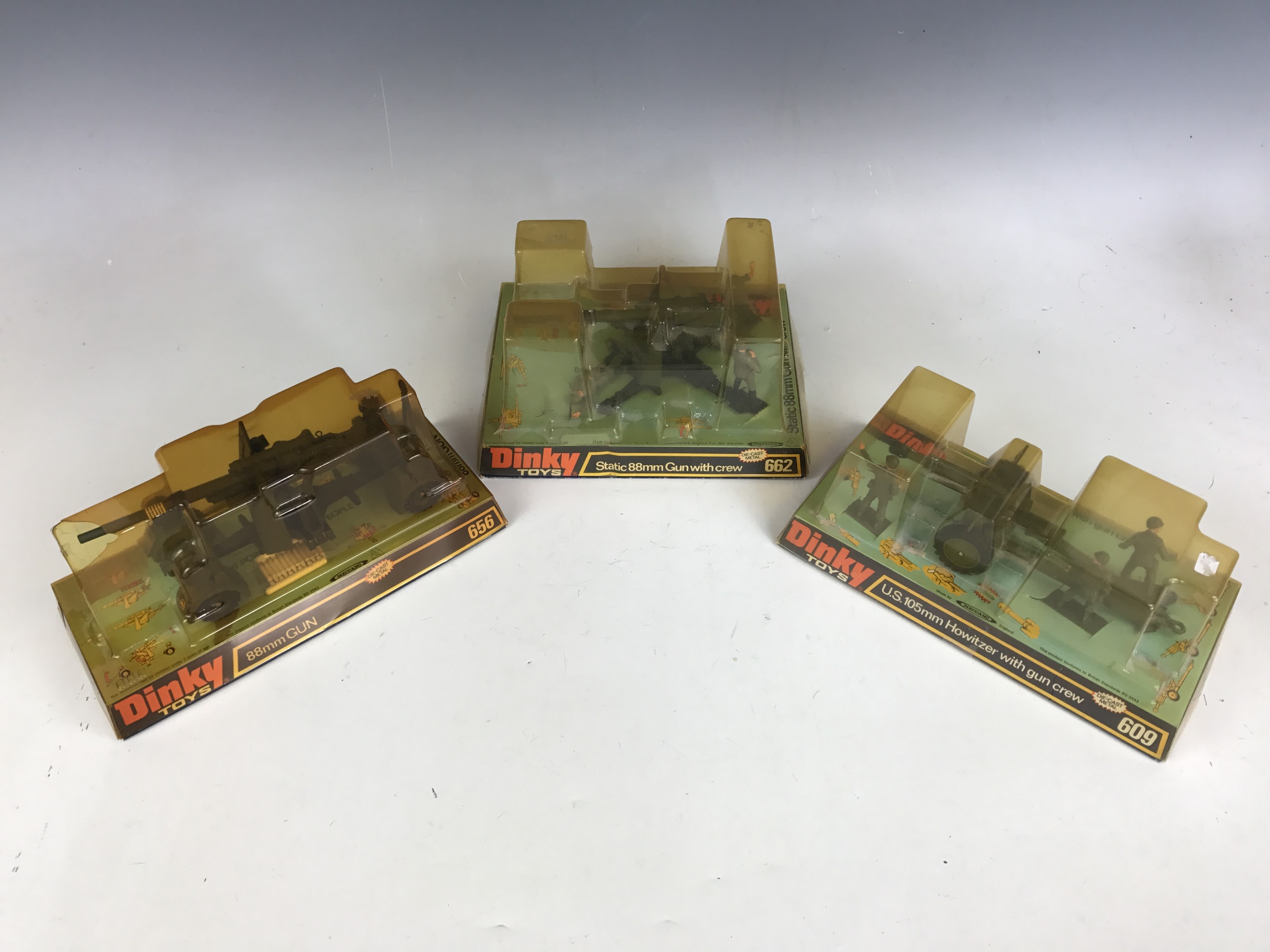 Vintage military Dinky Toys, including 609 U.S.105mm Howitzer with gun crew, 656 88mm GUN and 662