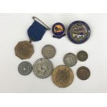 Sundry coins and medallions including a Royal Academy of Rutherglen 1926 octocentenary medallion