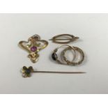 A quantity of vintage gold / yellow metal jewellery