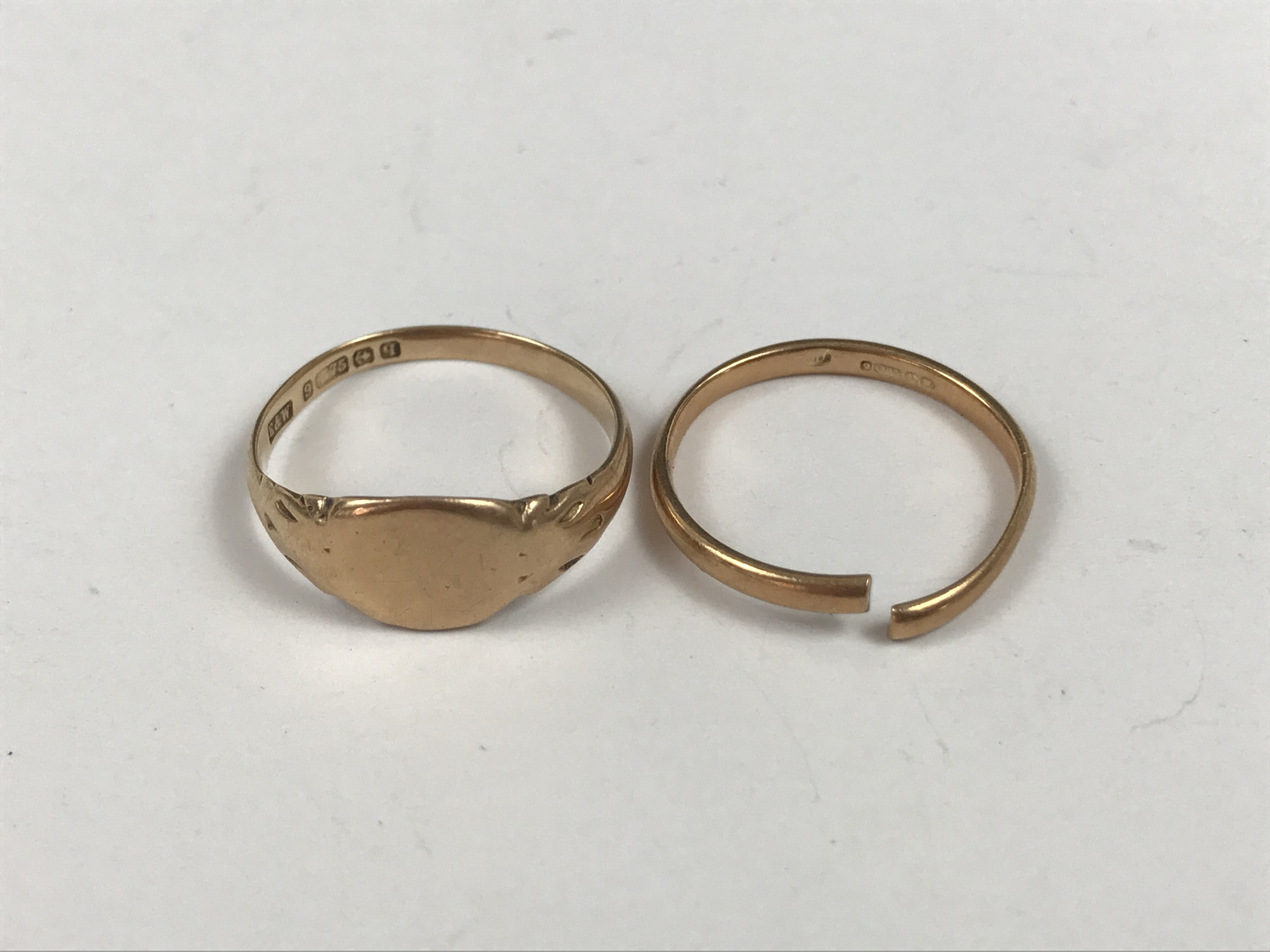 An antique 9ct gold signet ring together with a 9ct gold wedding band (a/f) 3.7g