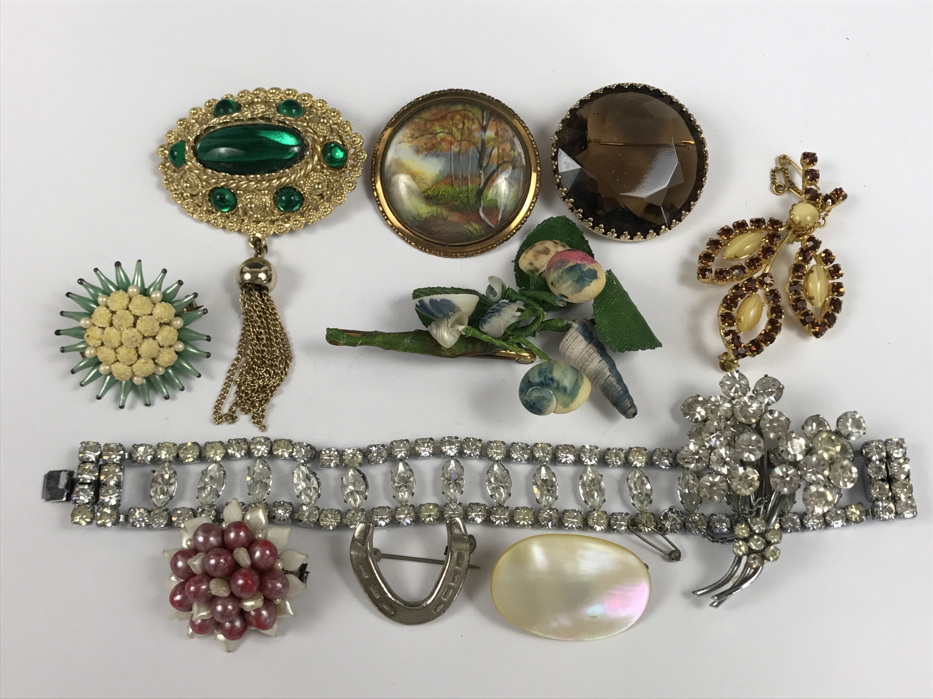A small quantity of vintage costume jewellery, including a paste bracelet and brooches