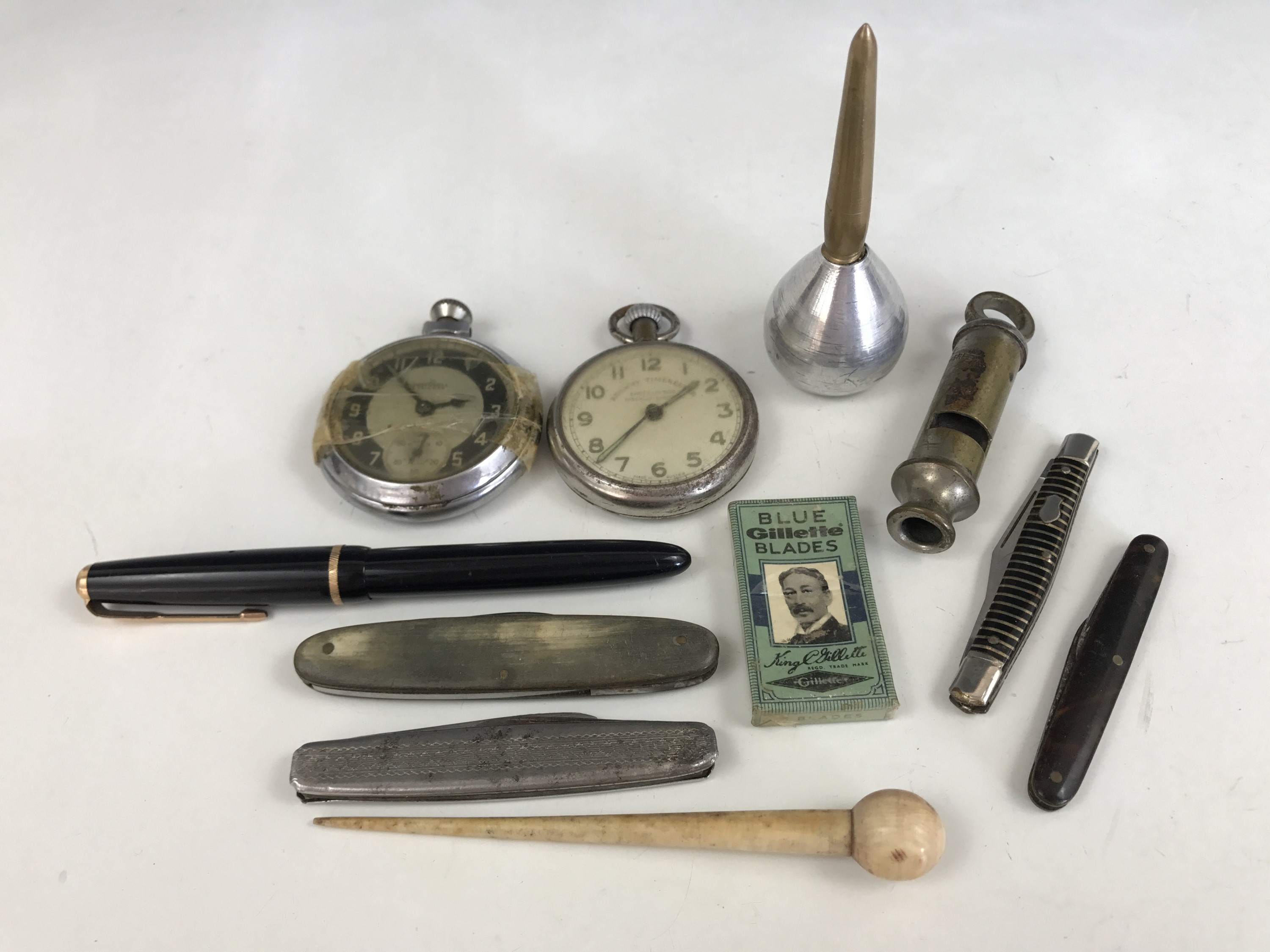 Collectors' items including four vintage pen knives, a Railway Timekeeper shock-proof pocket