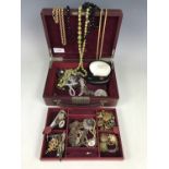 A vintage costume jewellery box containing sundry costume jewellery, rolled-gold lockets and a