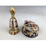 A Royal Crown Derby Imari type pattern candle dowser together with a frog paperweight, unmarked