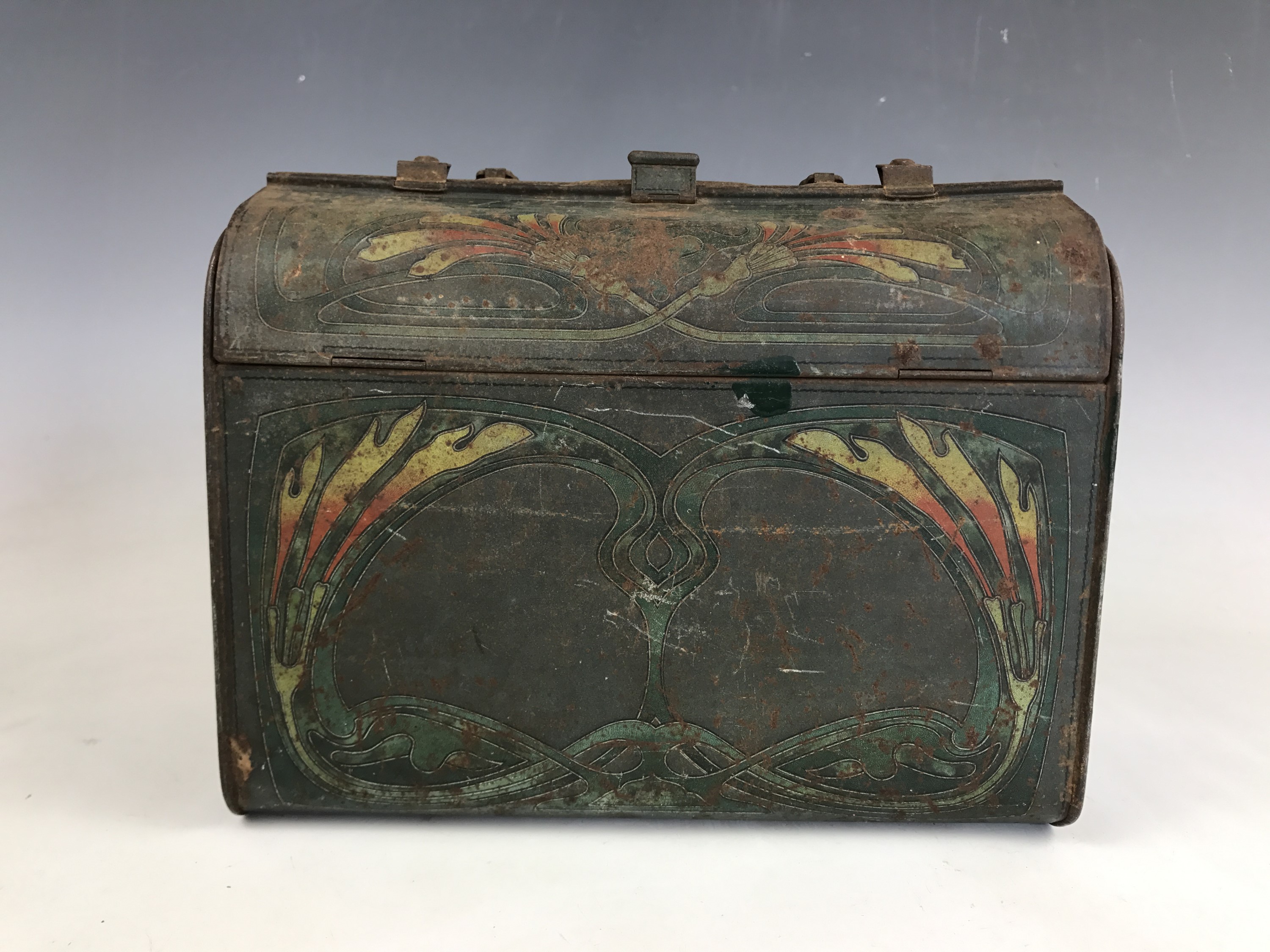 A Huntley and Palmers novelty biscuit tin, modelled in the form of a gladstone bag, 21 x 10 x 17