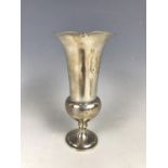 An Edward VII silver campana form vase, 15 cm