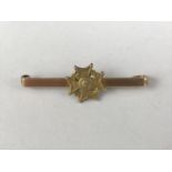 A Great War 9ct gold Border Regiment tie pin / bar brooch, 1917 assay marks, 4 cm, 1.9 g