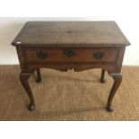 A George III mahogany oak low boy with mahogany cross-banding, 83 cm x 49 cm x 71 cm high