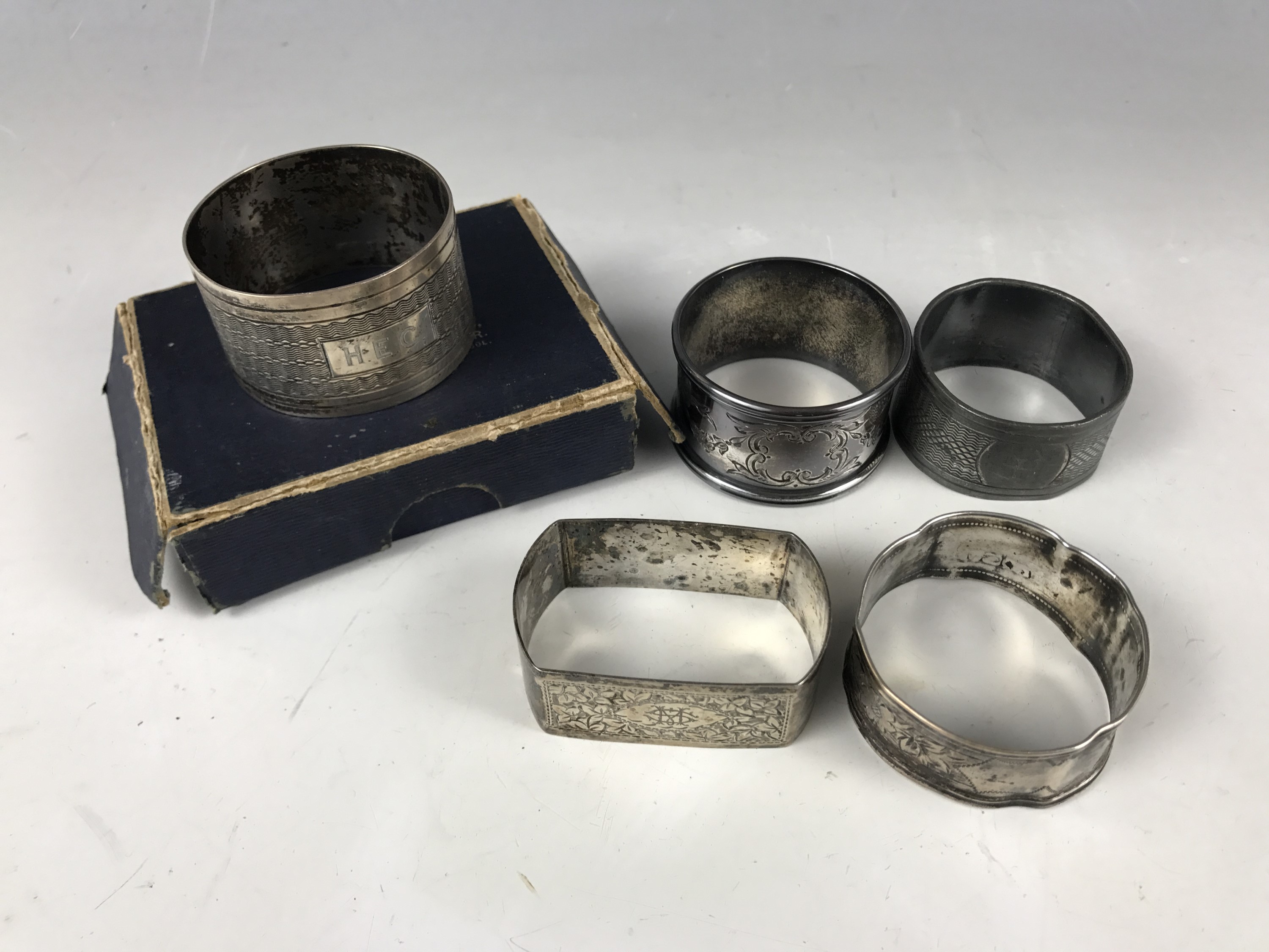 Sundry silver napkin rings having foliate engraved / engine turned decoration, 90g total