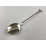 An Edwardian silver preserve / tea spoon