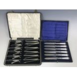 A cased set of George V silver-handled tea knives, together with a cased set of electroplate fish