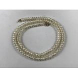 A single strand pearl necklace with 9ct gold clasp, 42 cm, 4.5 mm