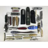 A quantity of pocket clasp knives etc