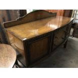 A 1930s oak sideboard, 152 x 61 x 116 cm