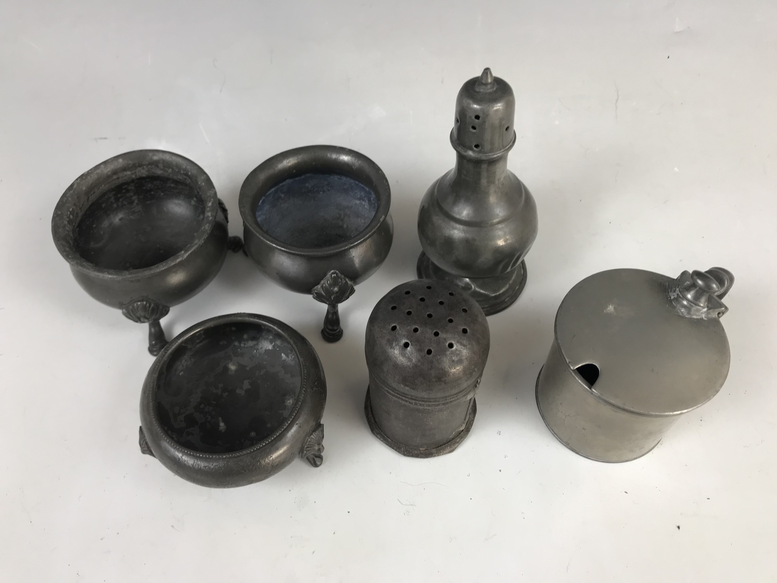 Sundry items of small domestic pewter, including a mustard pot and three cauldron-form salts