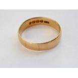 An antique 18ct gold wedding band, 5.6g