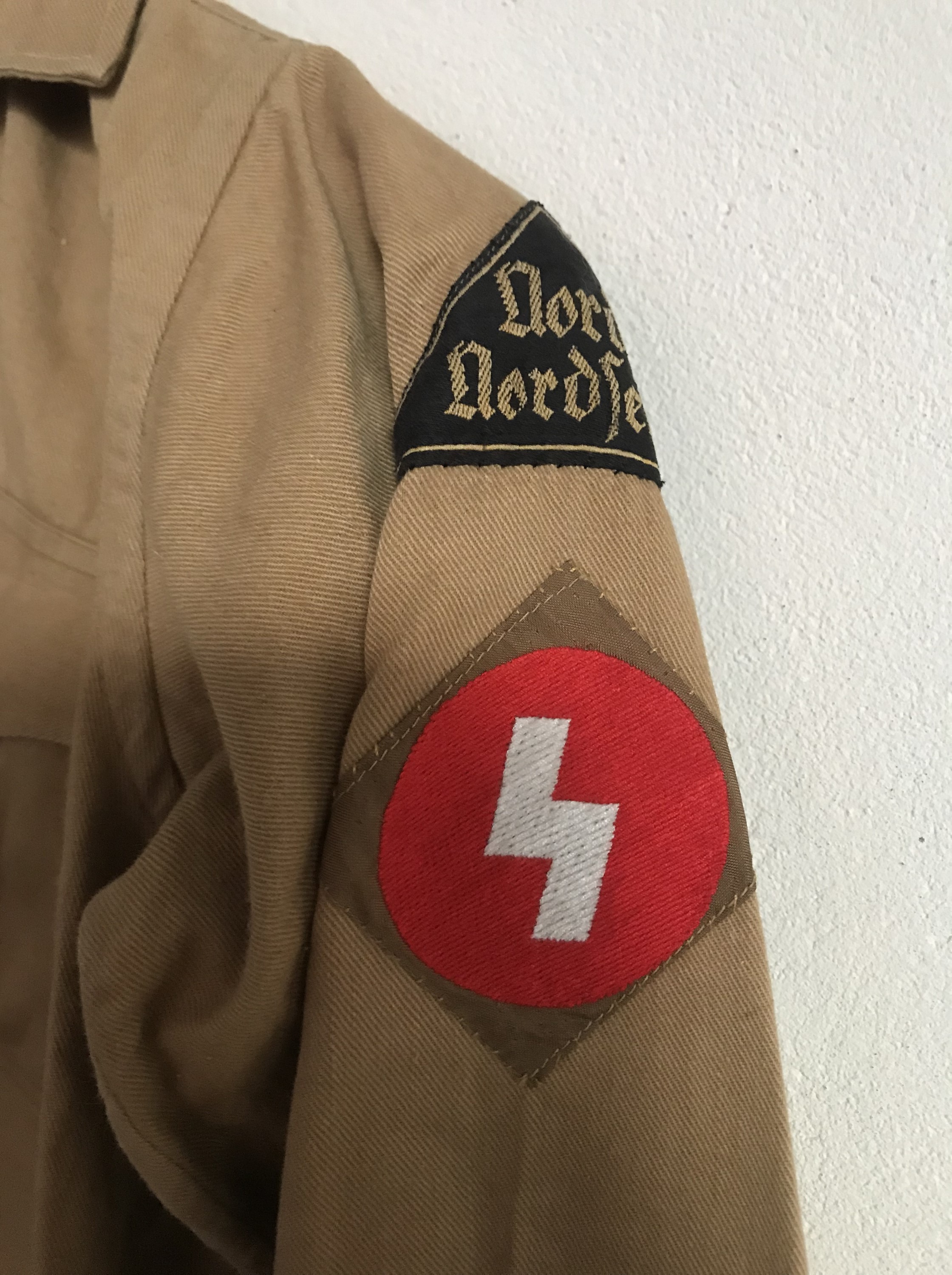 A Hitler Youth service shirt bearing Nord Nordsee district badge, Oberbann 1 and DJ-Hordenfuhrer - Image 4 of 5