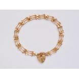 A 9ct gold gate-link bracelet with heart-shaped padlock clasp, 3.9g