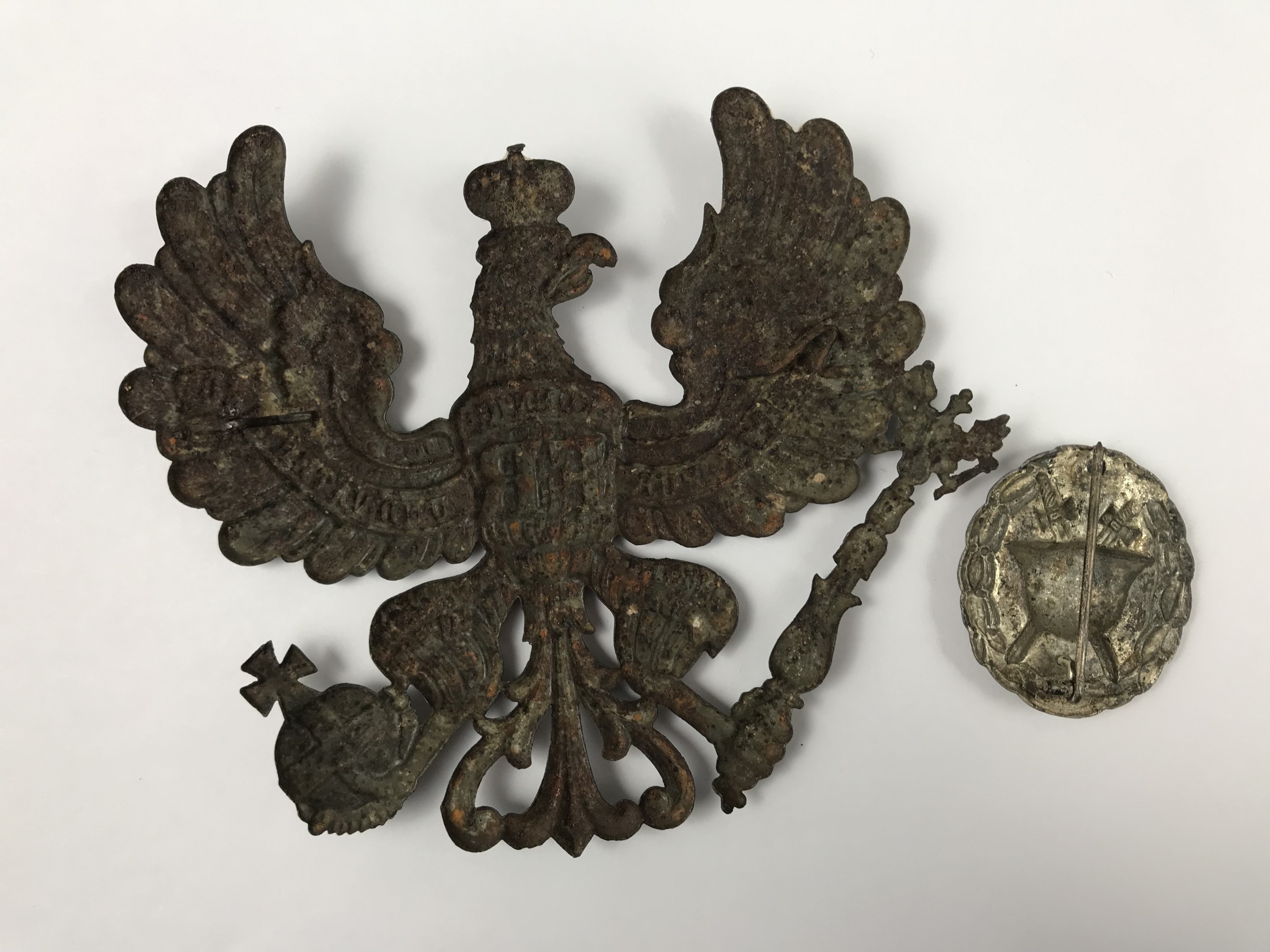 An Imperial German Prussian ersatz pickelhaube wappen and a wound badge - Image 2 of 2