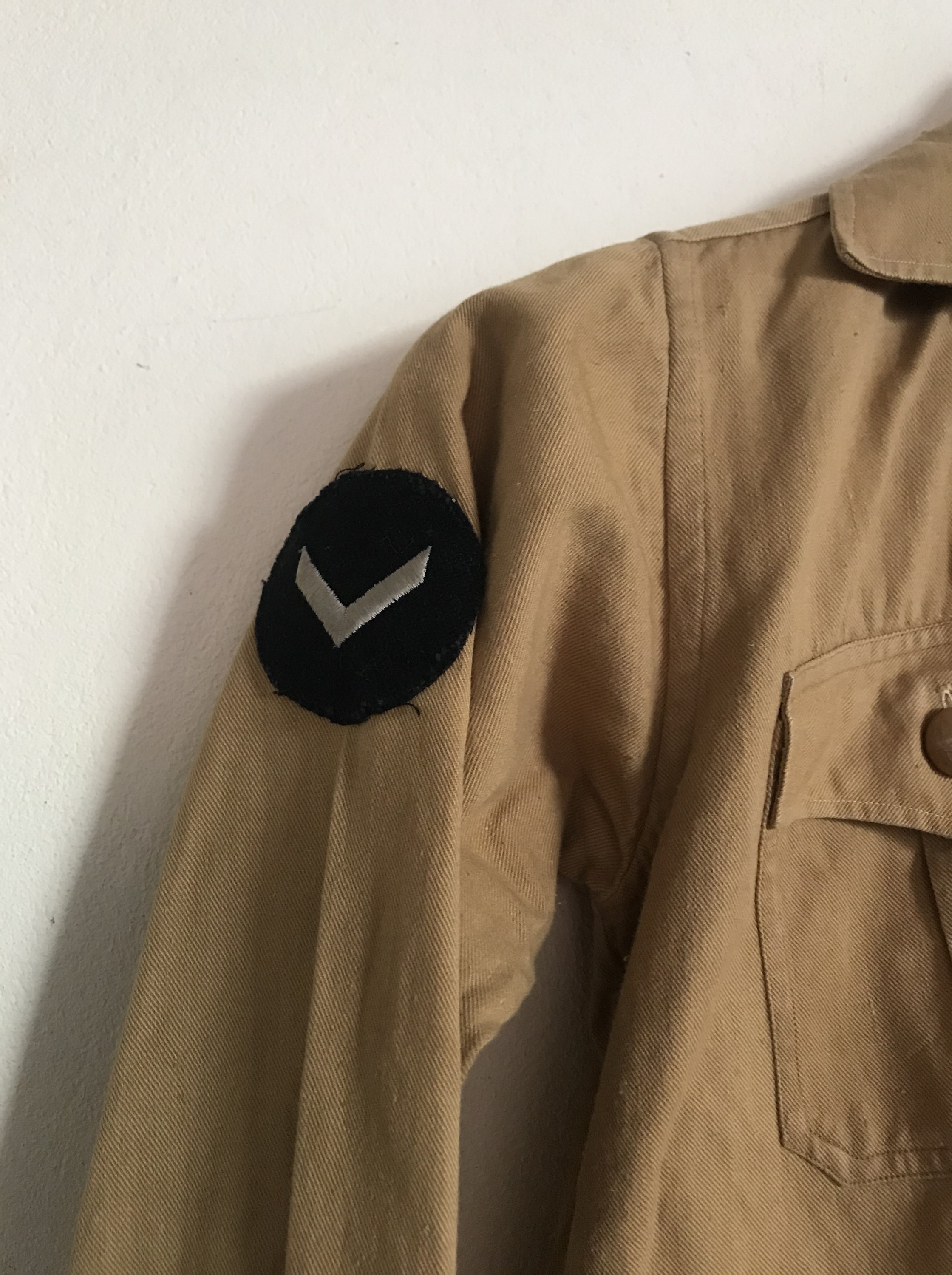 A Hitler Youth service shirt bearing Nord Nordsee district badge, Oberbann 1 and DJ-Hordenfuhrer - Image 2 of 5