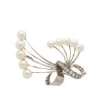 White gold, diamonds and cultured pearls brooch