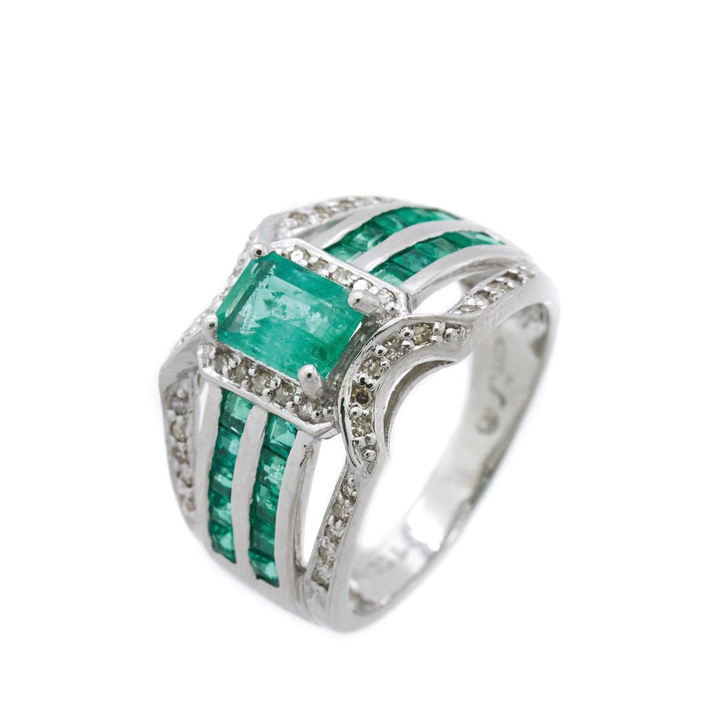 White gold, emeralds and diamonds ring