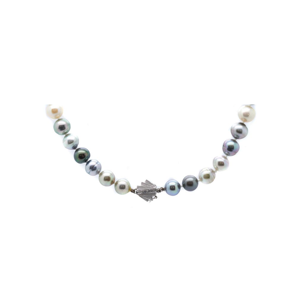 White gold, diamonds and pearls necklace