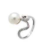 White gold, cultured pearl and diamonds ring