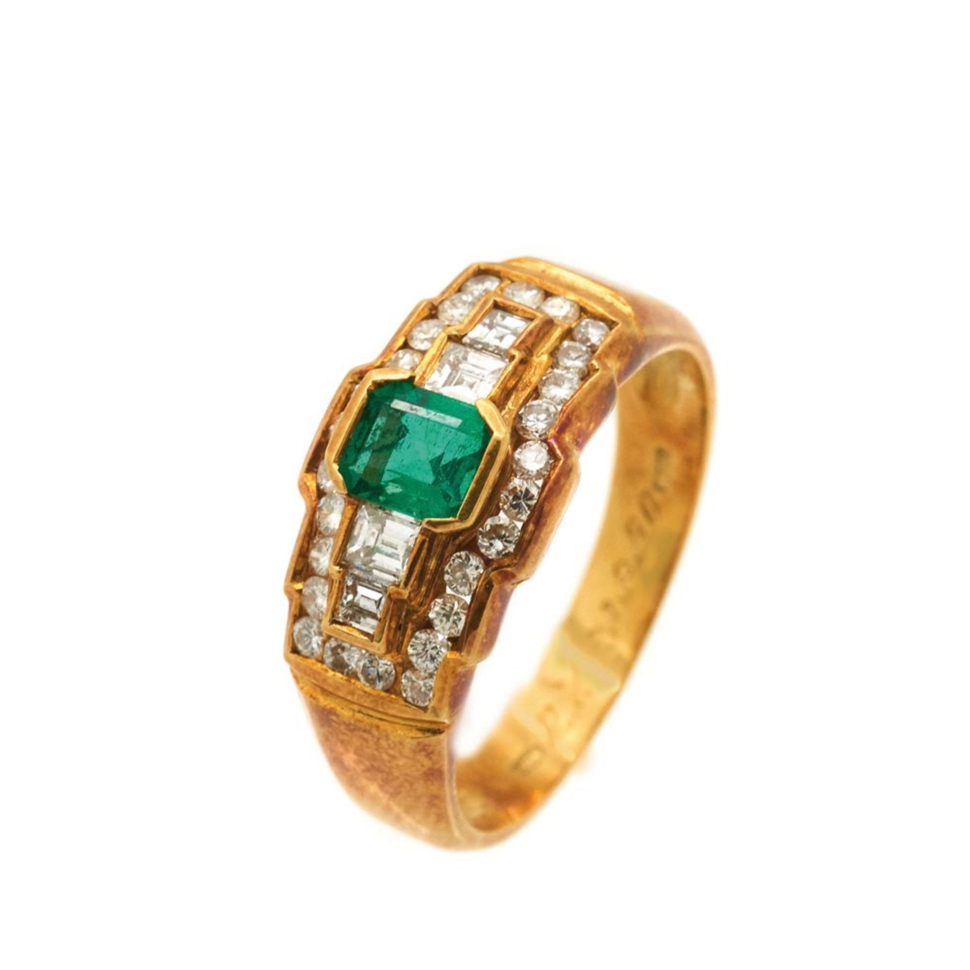 Gold, emerald and diamonds ring