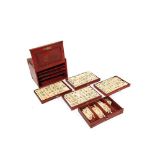 Mahjong inglés Hamleys con piezas en hueso y madera, c.1940. Se acompaña de su caja original en