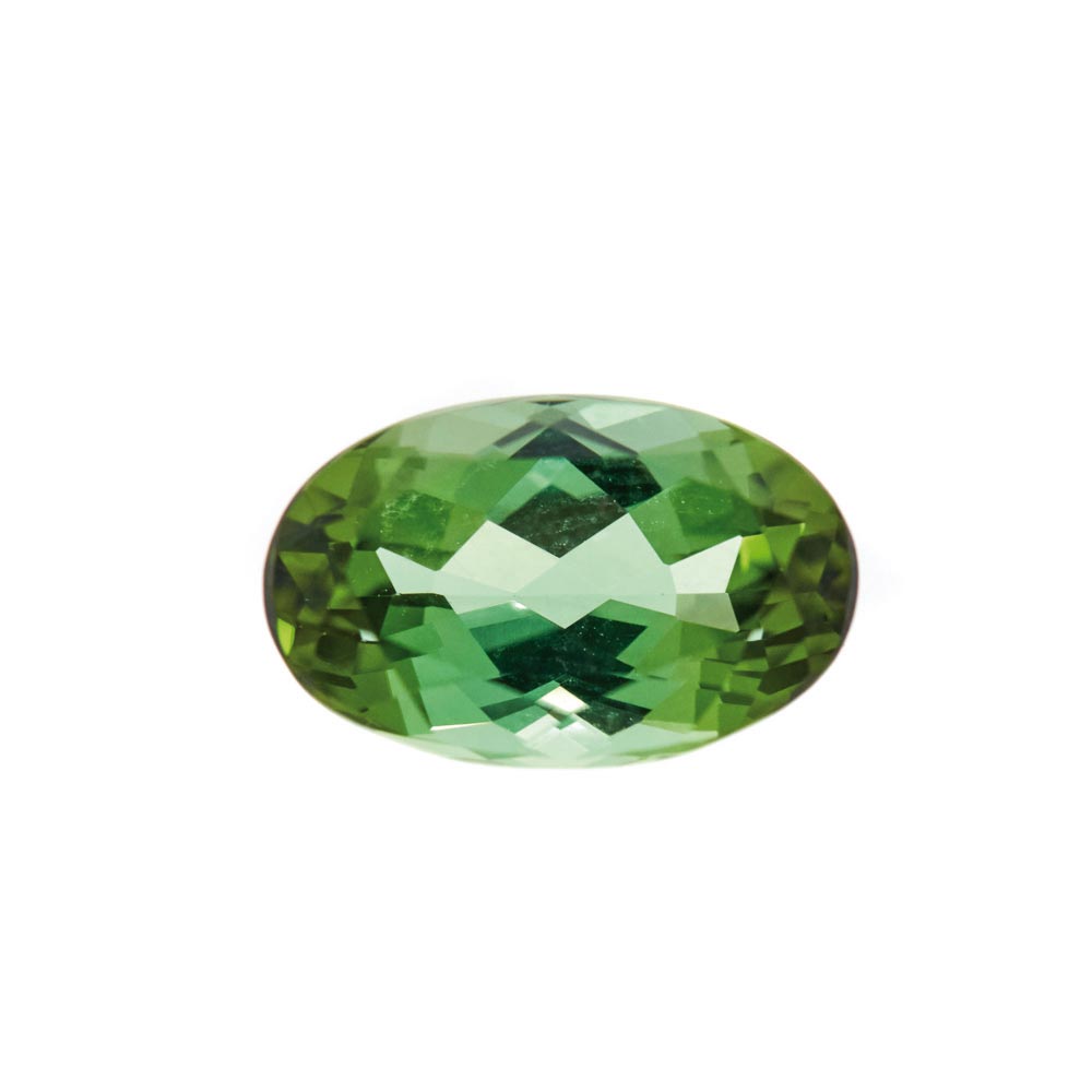 Turmalina talla oval. 10,10 x 6,44 x 4,66 mm. Peso: 2,15 ct. Excelente color y brillo verde intenso.