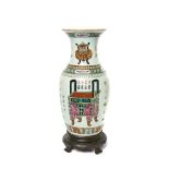 Jarrón en porcelana china con decoración de jardineras y leyenda sobre peana en madera, mediados del