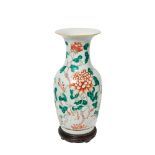 Jarrón en porcelana china con decoración floral sobre peana en madera, mediados del s.XX. Alt.: 45