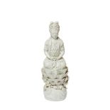 Buda sobre flor de loto. Figura china en porcelana blanca, segundo cuarto del s.XX. Alt.: 35 cm.