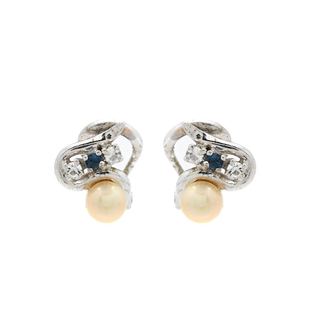 Pendientes en oro blanco con perla cultivada de 6 mm., diamantes talla brillante y zafiro azul talla