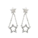 Pendientes largos diseño estrellas en oro blanco, una de ellas con diamantes talla brillante. Peso