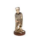 Pescador. Figura china en marfil tallado y entintado sobre peana en madera, c.1930. Adjunta