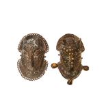 Pareja de máscaras de leopardo africanas en bronce. Benín, mediados del s.XX. 24,5 x 18 cm.