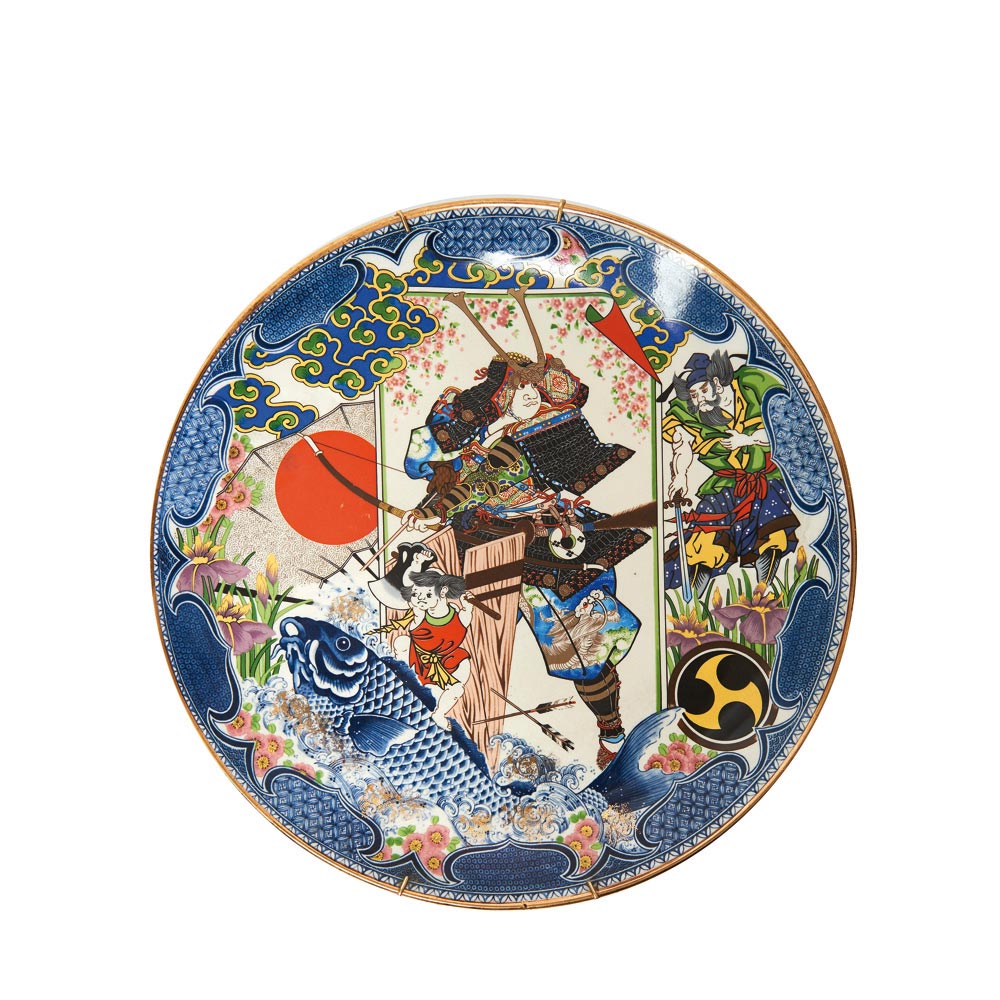 Plato en porcelana japonesa estampada con representación de guerreros, segunda mitad del s.XX.
