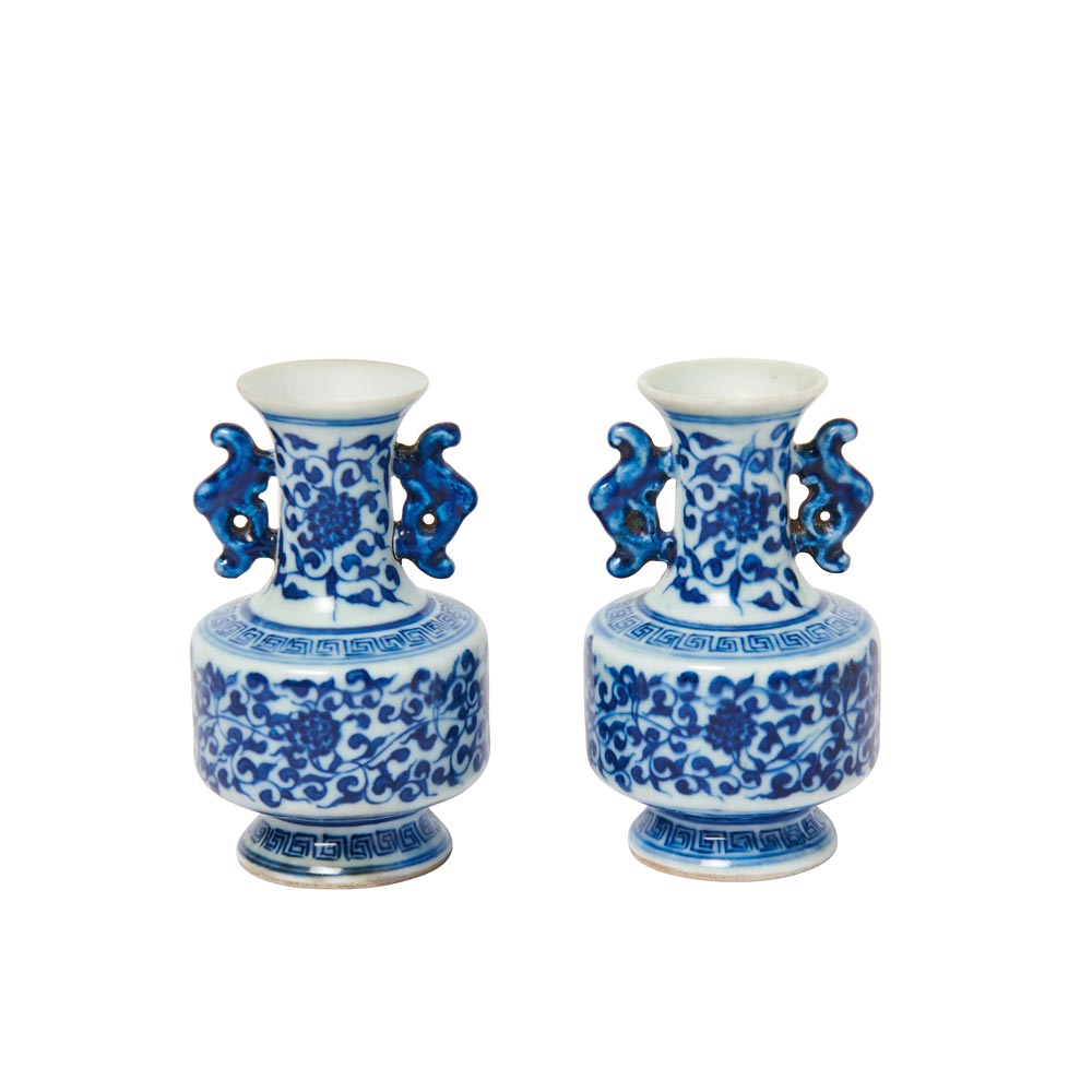 Pareja de jarrones en porcelana china azul y blanca con decoración floral, mediados del s.XX. Marcas