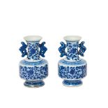 Pareja de jarrones en porcelana china azul y blanca con decoración floral, mediados del s.XX. Marcas