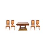 Lote de mesa de comedor extensible y juego de cuatro sillas francesas Art Deco en madera de nogal,