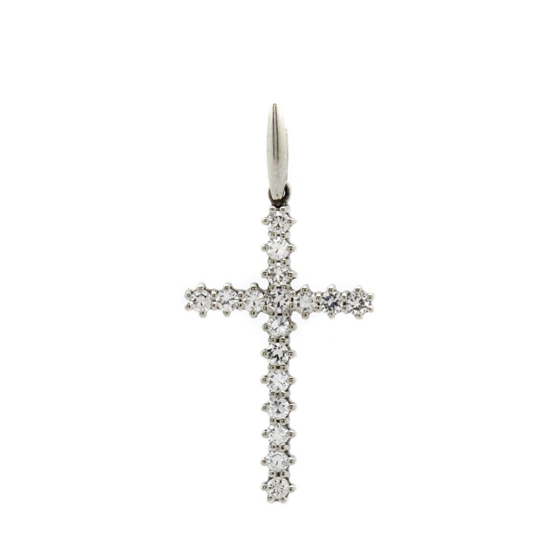 Colgante diseño cruz en oro blanco con diamantes talla brillante engastados en garras. 2 x 4 cm.